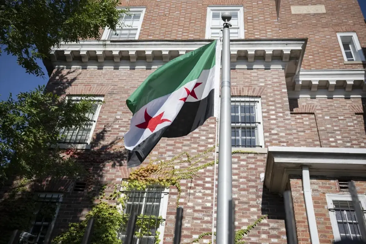 11 yil sonra bir ilk suriye bayragi washingtonda gondere cekildi hYJxmxLr