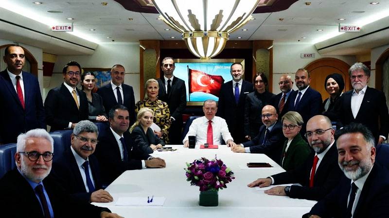 cem kucuk ucakta sorular onceden aliniyor istenmeyen sorular cikariliyor bu yanlis medyanin cogunlugu zaten huk met yanlisi BsMORRcg