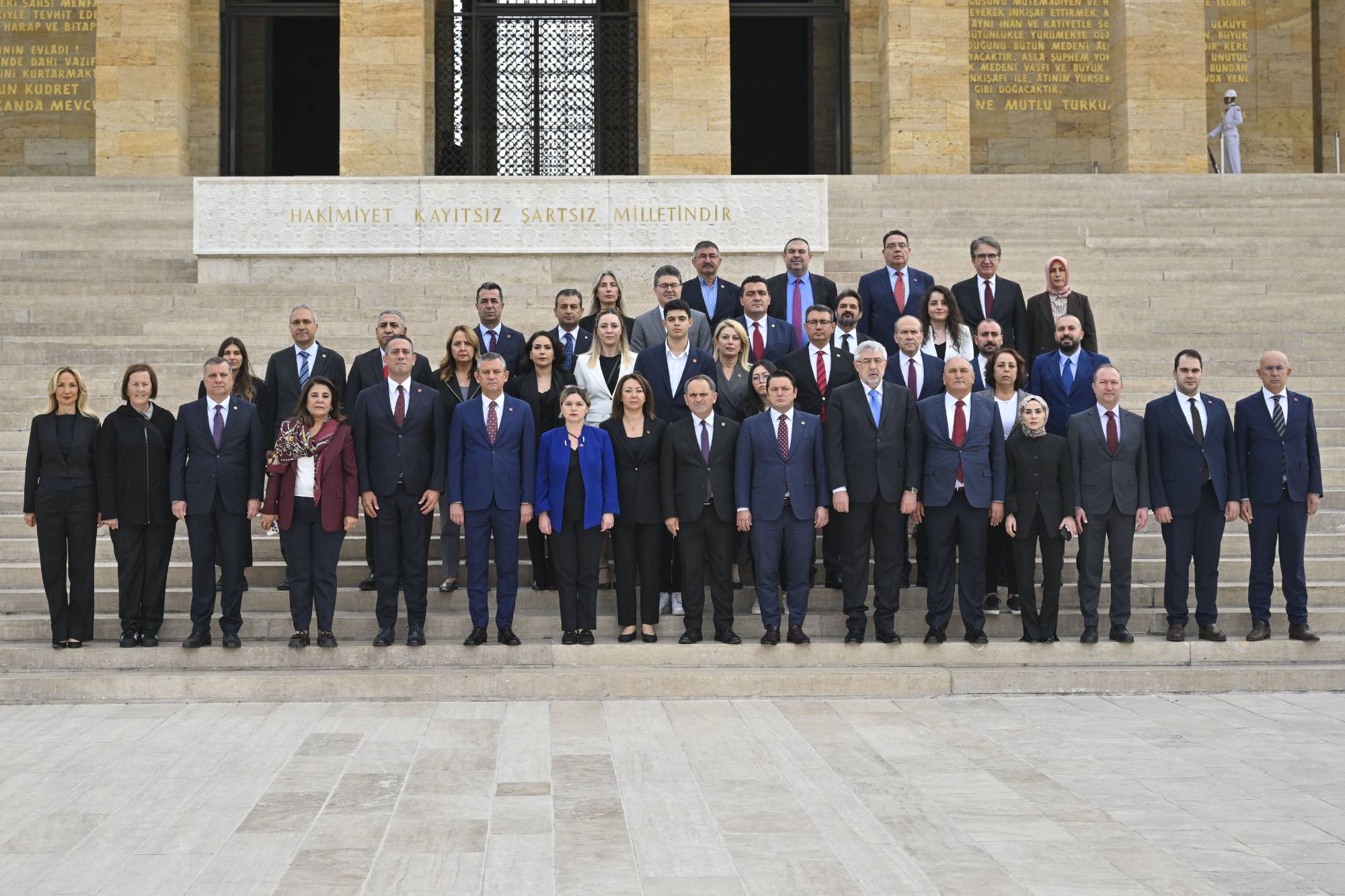 chp lideri ozel yeni pm ve ydk uyeleriyle anitkabiri ziyaret etti 19 mart sivil darbe tesebbusune karsi verdigimiz mucadeleyi kararlilikla surduruyoruz sBXaP6Fa