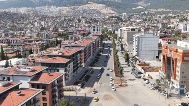 deprem oncesi ve sonrasi bir sehrin degisimi yikilan yapilarin yerine yeni projeler yukseliyor pTLc2Ypi