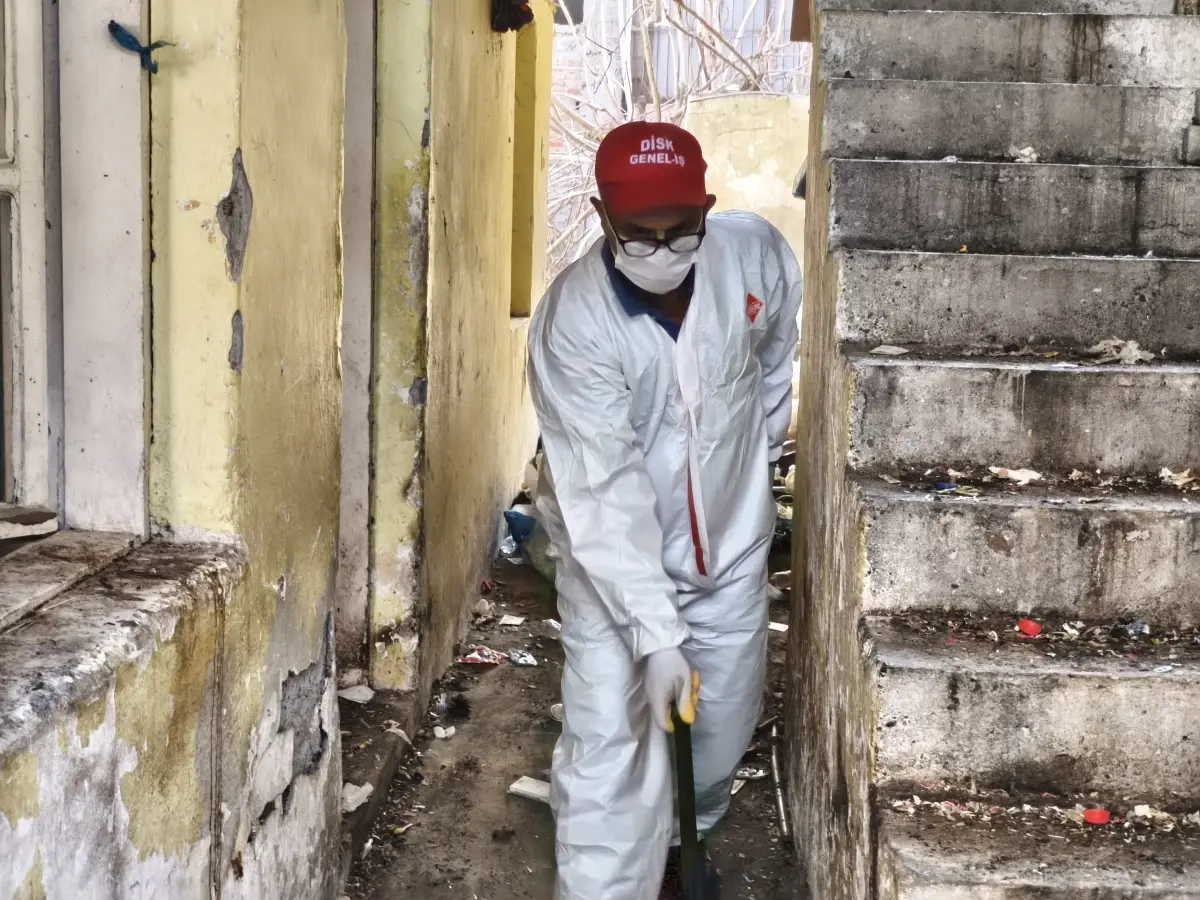 adanada evden 2 kamyonet cop cikti 8Tq2ZtCX