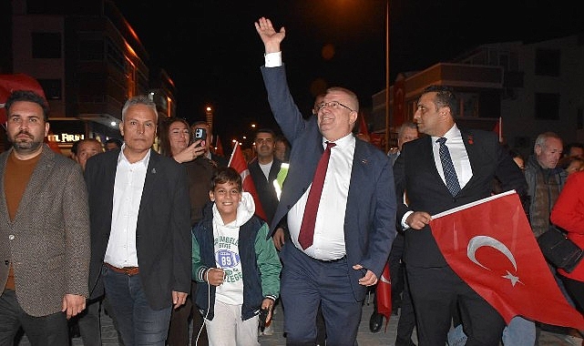 cumhuriyetin 102 yildonumu edremitte coskuyla kutlandi jDYZxCKM.jpg