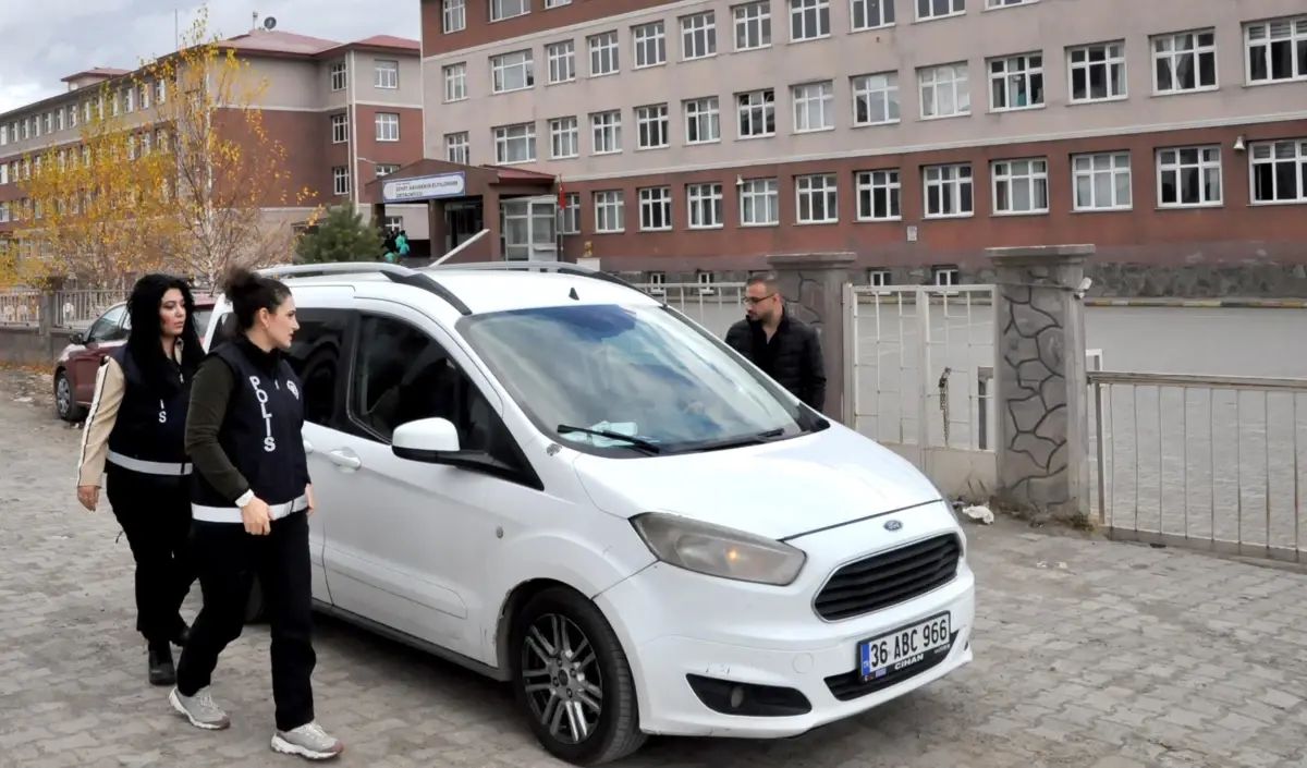 kadin polisler okullarda ogrencilere guvenlik egitimi veriyor RErIwiVE.jpg