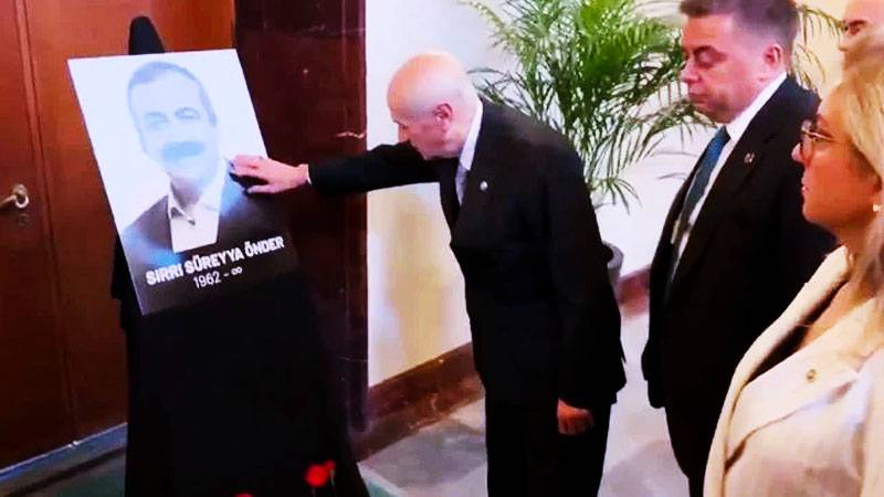 soner yalcin bahceli altin kakma ss harflerini yazdirdigi tabancayi sirri sureyya ondere hediye etti LwWczWrT