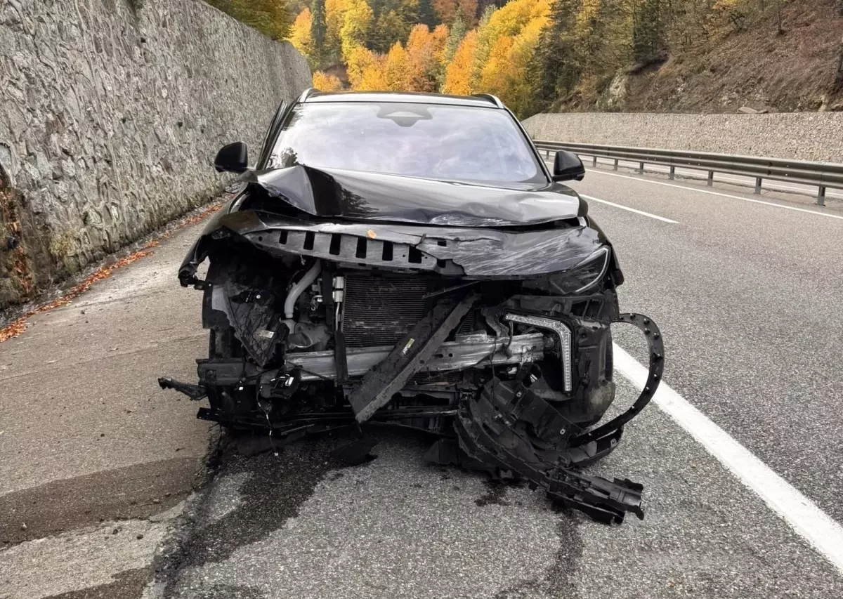 boluda elektrikli otomobil kazasi surucu yaralanmadi TtZa3L4O.jpg