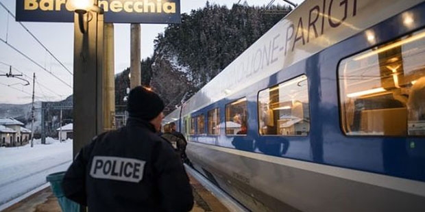 ingiliz polisinden aciklama trende duzenlenen bicakli saldirinin teror baglantisi var mi W8Oqp74k.jpg